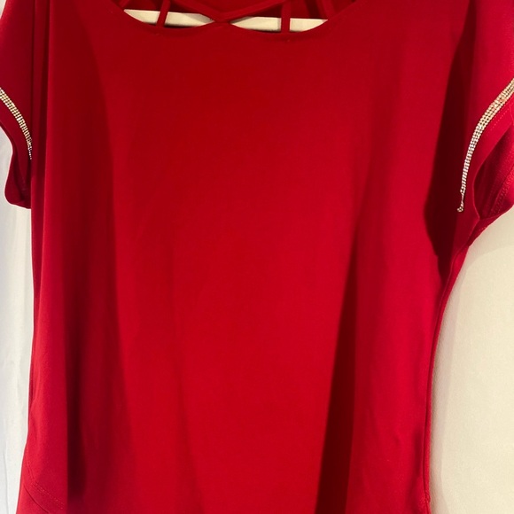 89th & Madison Scarlet Short Sleeve Tee - Picture 2 of 7